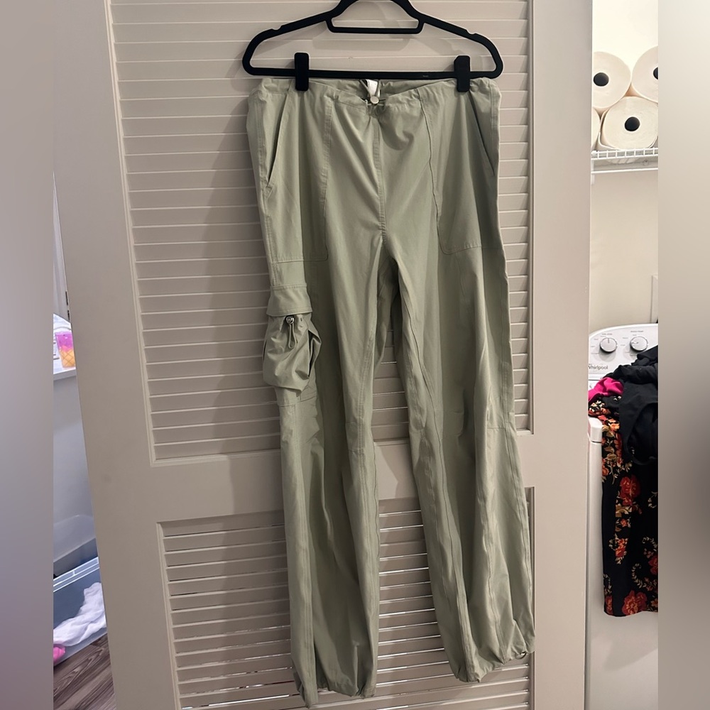 ALO Yoga Limestone Green Cargo Wide-Leg Pants - Picture 9 of 12